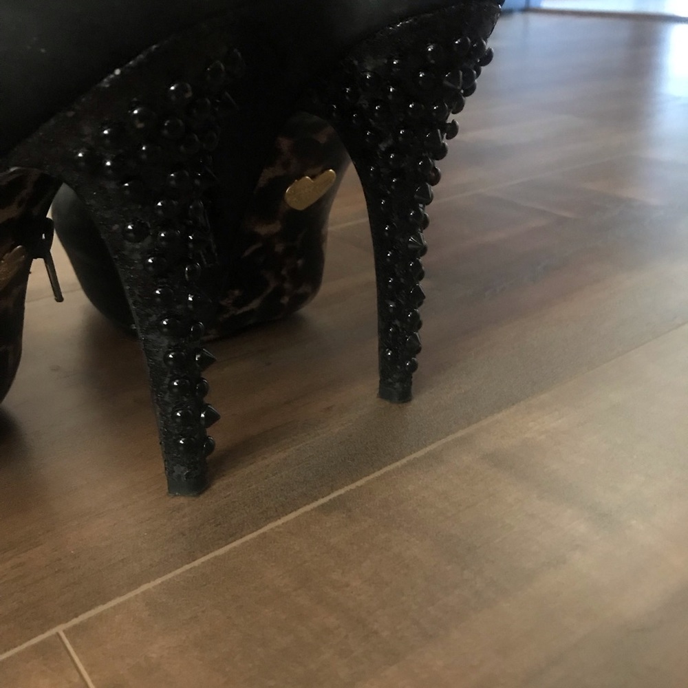 Shoes - Picture 5 of 6